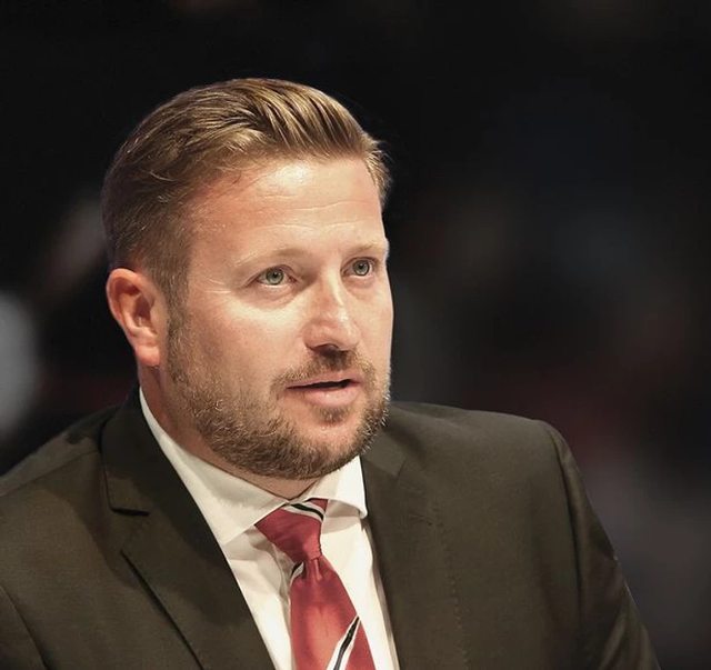 包含丹佛掘金训练开放日，加时末段更衣室发声引欢呼，英超在即，更衣室氛围转暖的词条